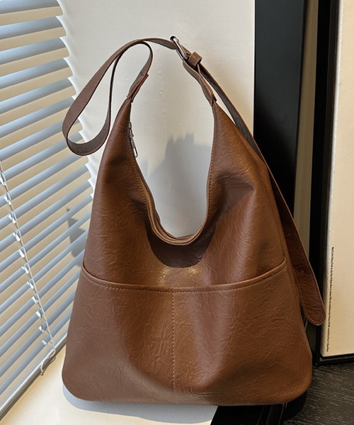 TONE SELECT GOODS（トーンセレクトグッズ）の「urbanfemine./合成皮革 ポケット ワンショルダー 軽量 ショルダー バッグ U7606（ショルダーバッグ・レディース・ダークブラウン/ブラウン/ホワイト/ブラック・FREE）」の6枚目の写真