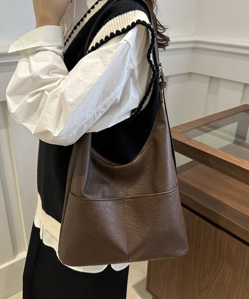 TONE SELECT GOODS（トーンセレクトグッズ）の「urbanfemine./合成皮革 ポケット ワンショルダー 軽量 ショルダー バッグ U7606（ショルダーバッグ・レディース・ダークブラウン/ブラウン/ホワイト/ブラック・FREE）」の8枚目の写真