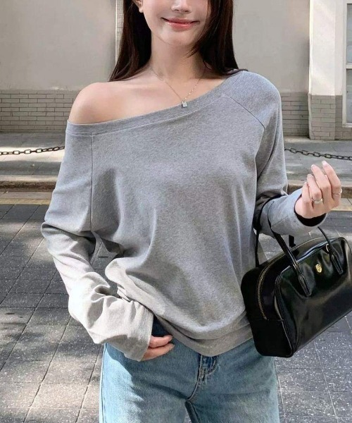 maison de LATIR(メゾンドラティール)の「綺麗め抜け感作る大人オフショルカットソー(Tシャツ/カットソー・レディース・ホワイト/ブラック/グレー・FREE)」の1枚目の写真