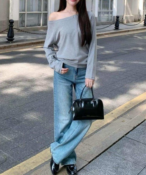 maison de LATIR(メゾンドラティール)の「綺麗め抜け感作る大人オフショルカットソー(Tシャツ/カットソー・レディース・ホワイト/ブラック/グレー・FREE)」の6枚目の写真