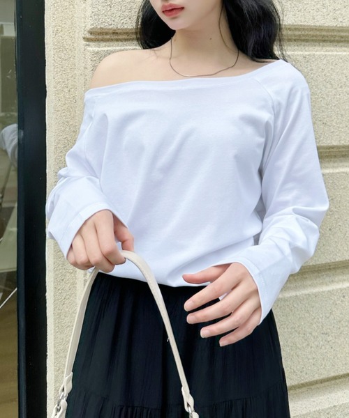maison de LATIR(メゾンドラティール)の「綺麗め抜け感作る大人オフショルカットソー(Tシャツ/カットソー・レディース・ホワイト/ブラック/グレー・FREE)」の17枚目の写真