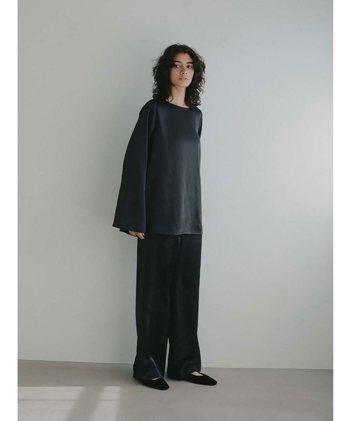 HER.(ハー)の「サテンフレアシルエットパンツ(その他パンツ・レディース・ブラック/オフホワイト・1/2)」の9枚目の写真