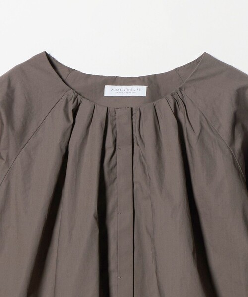 A DAY IN THE LIFE UNITED ARROWS(アデイインザライフユナイテッドアローズ)の「ギャザー バルーンスリーブ ブラウス <A DAY IN THE LIFE>(シャツ/ブラウス・レディース・ダークグレー/モカ/オフホワイト・FREE)」の6枚目の写真