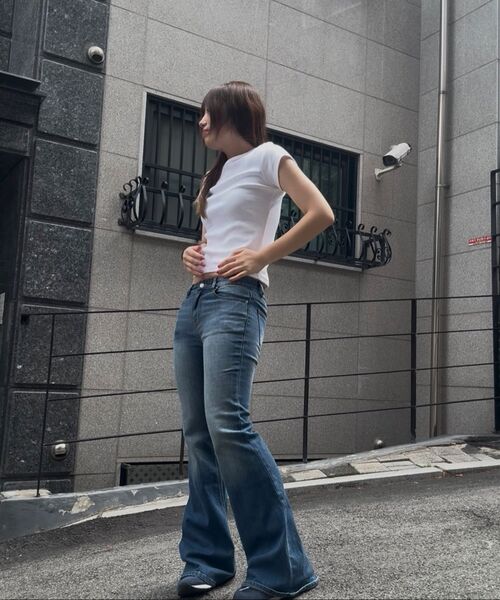 MUSINSA STANDARD WOMAN（ムシンサスタンダードウーマン）の「ウィメンズ ローライズスリムフレアデニムパンツ [ライトインディゴ]（デニムパンツ・レディース・その他・30/24/25/26/27/28/29）」の8枚目の写真