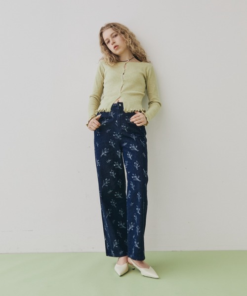 FUULLY STUDIO(フーリィーステューディオ)の「フラワーブリントストレートデニム(デニムパンツ・レディース・ブラック/ブルー・SMALL/MEDIUM)」の13枚目の写真