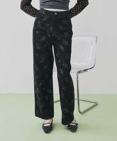 FUULLY STUDIO(フーリィーステューディオ)の「フラワーブリントストレートデニム(デニムパンツ・レディース・ブラック/ブルー・SMALL/MEDIUM)」の15枚目の写真