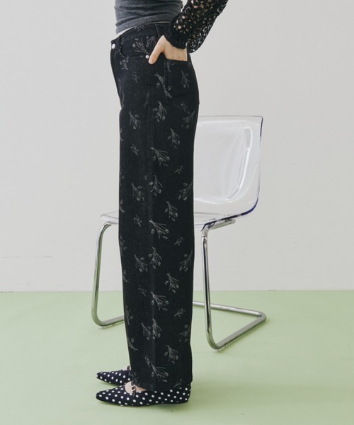 FUULLY STUDIO(フーリィーステューディオ)の「フラワーブリントストレートデニム(デニムパンツ・レディース・ブラック/ブルー・SMALL/MEDIUM)」の16枚目の写真