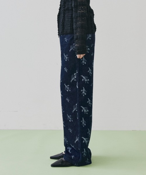 FUULLY STUDIO(フーリィーステューディオ)の「フラワーブリントストレートデニム(デニムパンツ・レディース・ブラック/ブルー・SMALL/MEDIUM)」の18枚目の写真