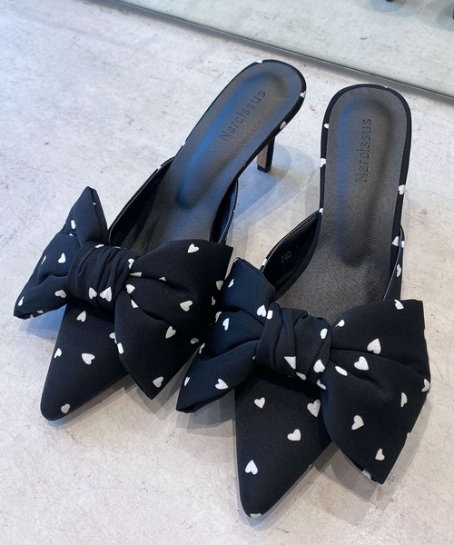 Narcissus（ナルシス）の「【Narcissus】ハートリボンミュール（パンプス・レディース・ブラック/ホワイト・24.0cm/25.0cm/23.0cm）」の2枚目の写真