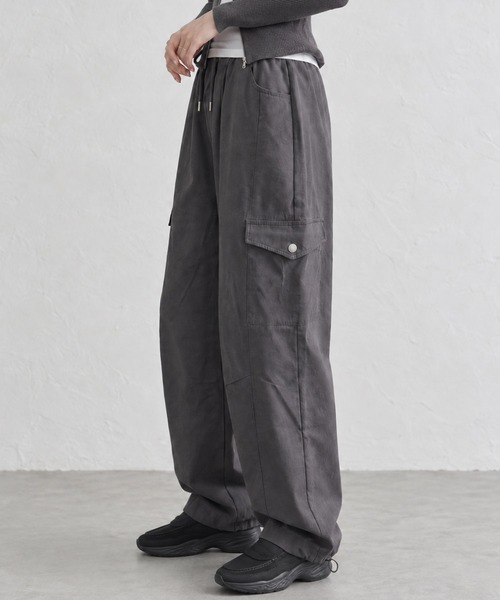 Megil（メギル）の「ワイドカーゴパンツ（カーゴパンツ・レディース・チャコールグレー/ブラック/ベージュ・SMALL/MEDIUM/LARGE/X-LARGE）」の2枚目の写真