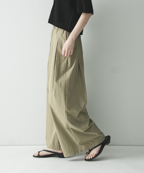 URBAN RESEARCH(アーバンリサーチ)の「『UR TECH』ギャザーワイドパンツ(その他パンツ・レディース・ベージュ/ライトグレー/チャコールグレー・36/38)」の3枚目の写真