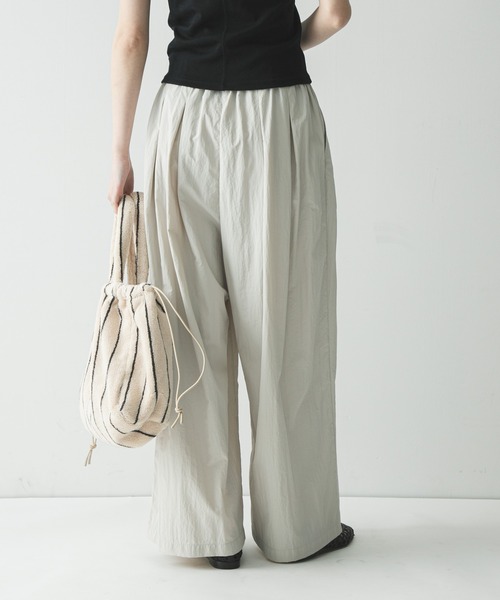 URBAN RESEARCH(アーバンリサーチ)の「『UR TECH』ギャザーワイドパンツ(その他パンツ・レディース・ベージュ/ライトグレー/チャコールグレー・36/38)」の13枚目の写真