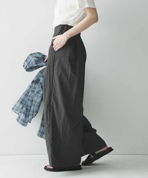 URBAN RESEARCH(アーバンリサーチ)の「『UR TECH』ギャザーワイドパンツ(その他パンツ・レディース・ベージュ/ライトグレー/チャコールグレー・36/38)」の7枚目の写真