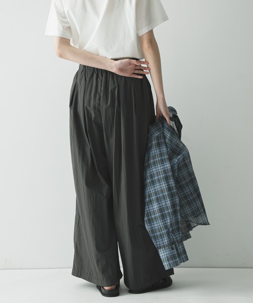 URBAN RESEARCH(アーバンリサーチ)の「『UR TECH』ギャザーワイドパンツ(その他パンツ・レディース・ベージュ/ライトグレー/チャコールグレー・36/38)」の8枚目の写真