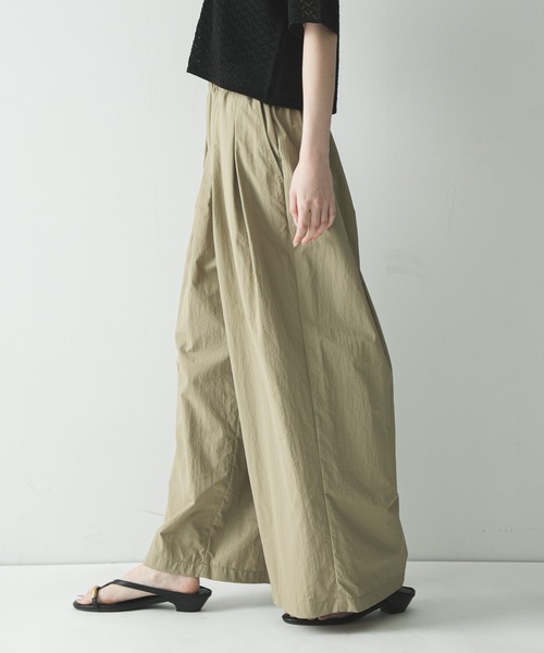 URBAN RESEARCH(アーバンリサーチ)の「『UR TECH』ギャザーワイドパンツ(その他パンツ・レディース・ベージュ/ライトグレー/チャコールグレー・36/38)」の21枚目の写真