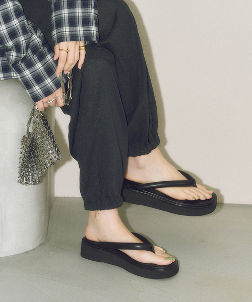 GRISE(グリーズ)の「MIDORI UEEDA×GRISEアツゾコチューブトングサンダル(サンダル・レディース・ブラック・SMALL/MEDIUM/LARGE/X-LARGE)」の6枚目の写真