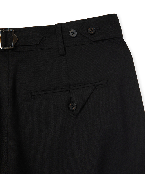 SYNQIA(シンキア)の「ヘリテージアジャスタブルツーピンタックトラウザー ブラック(スラックス・メンズ・その他・LARGE/MEDIUM/SMALL)」の2枚目の写真