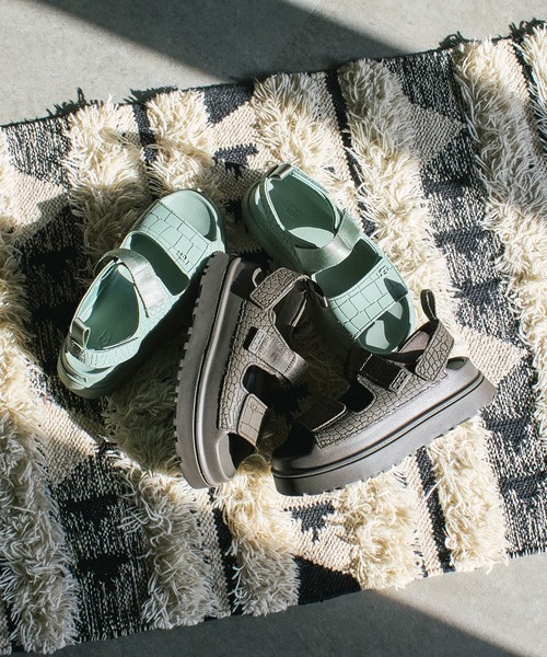 UGG（アグ）の「(UGG)W GOLDENGLOW EMBOSSED（サンダル・レディース・ブラウン/グリーン・24cm/25cm/23cm）」の17枚目の写真