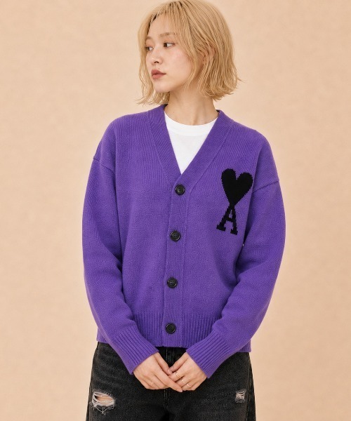 AMI Alexandre Mattiussi(アミアレクサンドルマテュッシ)の「AMI PARIS / AMI BIG HEART LOGO CADIGAN / AMI Paris.01(カーディガン/ボレロ・レディース・パープル/ホワイト/ネイビー/グレー・LARGE/MEDIUM/SMALL)」の4枚目の写真