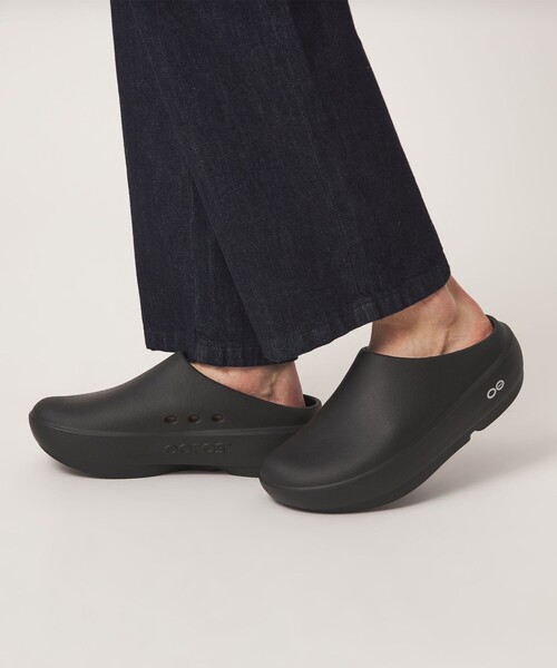 OOFOS(ウーフォス)の「<OOFOS>OOCLOOG PLUS サンダル(サンダル・メンズ・ベージュ/ブラック・28cm/27cm/26cm)」の3枚目の写真