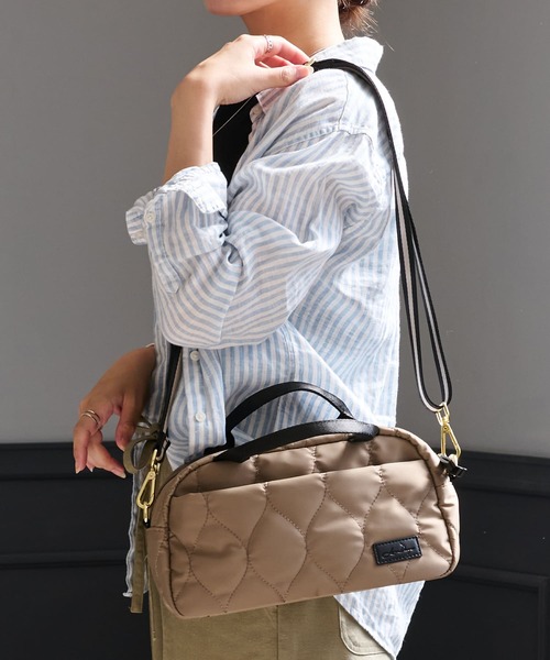 LIZDAYS(リズデイズ)の「【500mlペットボトル収納可】横長フォルムナイロンショルダー(ショルダーバッグ・レディース・ダークグレー/ブラック/スモーキーグリーン系/グレイッシュベージュ/ナチュラル・FREE)」の4枚目の写真