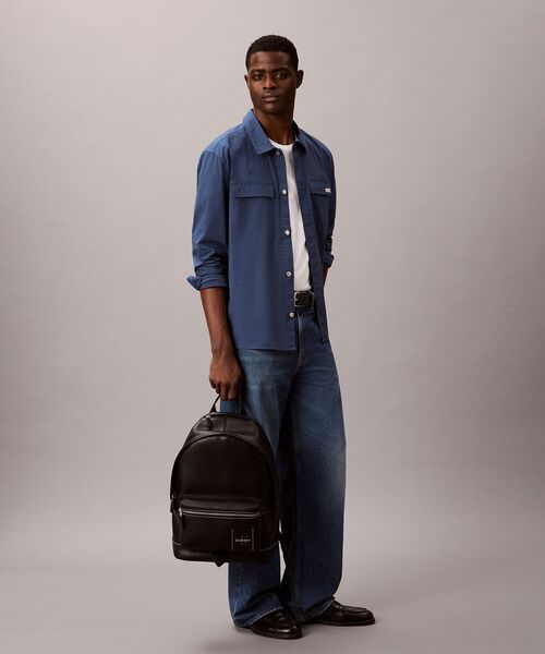 Calvin Klein(カルバン・クライン)の「リュック - ボールドぺブルラウンドバックパック(バックパック/リュック・メンズ・ブラック・FREE)」の2枚目の写真