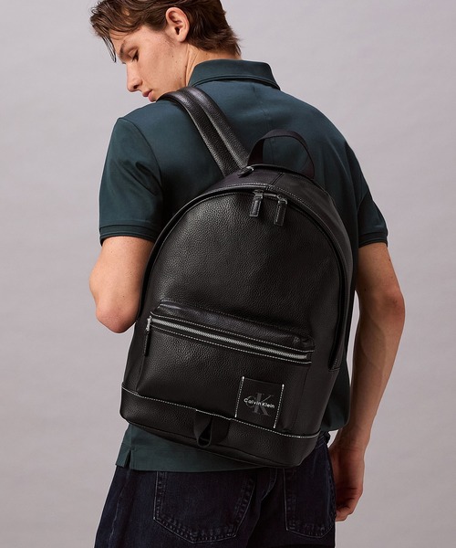 Calvin Klein(カルバン・クライン)の「リュック - ボールドぺブルラウンドバックパック(バックパック/リュック・メンズ・ブラック・FREE)」の1枚目の写真