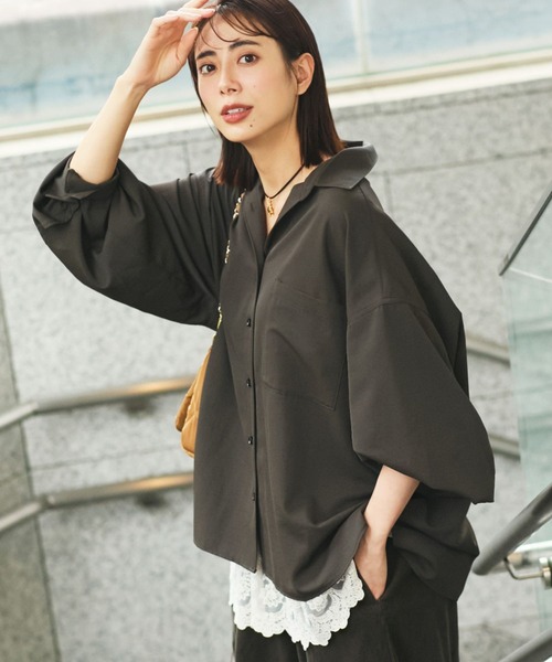 Elura(エルーラ)の「汗ジミ軽減レギュラーシャツ/912421(シャツ/ブラウス・レディース・ネイビー/ブルー/チャコールグレー/オフホワイト・FREE)」の2枚目の写真