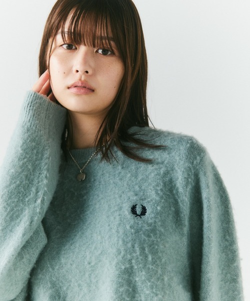 FRED PERRY（フレッドペリー）の「【WEB先行予約】[FRED PERRY/フレッドペリー] 別注 ワンポイントロゴ刺繍 クロップド丈 シャギーニットプルオーバー（ニット/セーター・レディース・オートミール/サックスブルー/チャコール・8/10）」の3枚目の写真