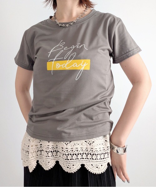 styiro（スタイロ）の「ロゴプリント 半袖Tシャツ 大人カジュアル（Tシャツ/カットソー・レディース・ホワイト/グレー/ブラック・L/M）」の3枚目の写真