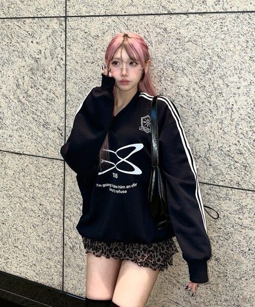 ULIFEZIP（ユーライフジー）の「イリプス クロス オーバーサイズ トラック Vネック スウェット 3カラー [ULZV_0007]（スウェット・レディース・ネイビー/アイボリー/ブラック・LARGE/MEDIUM/SMALL/X-LARGE）」の8枚目の写真