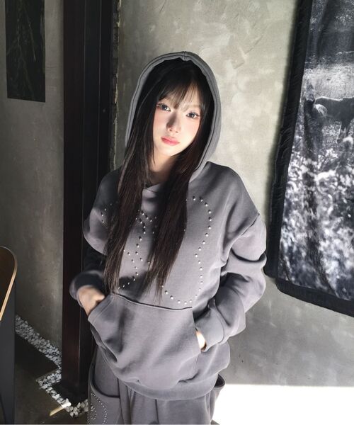 MIRECO(ミレコ)の「SYMBOL STUD PIGMENT HOODIE CHARCOAL(パーカー・レディース・その他・FREE)」の4枚目の写真
