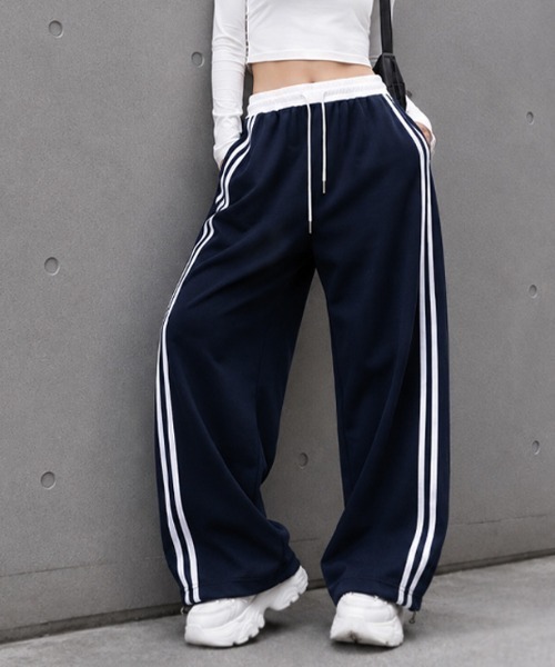 CLOTHY(クロシィ)の「【ラクして今っぽい。】オーバーシルエット ライン入り 配色 バレルパンツ 秋服(スウェットパンツ・レディース・グレー/ネイビー・FREE)」の2枚目の写真