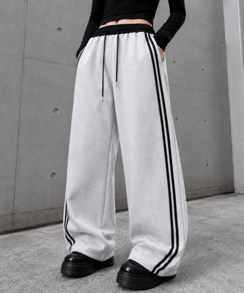 CLOTHY(クロシィ)の「【ラクして今っぽい。】オーバーシルエット ライン入り 配色 バレルパンツ 秋服(スウェットパンツ・レディース・グレー/ネイビー・FREE)」の1枚目の写真