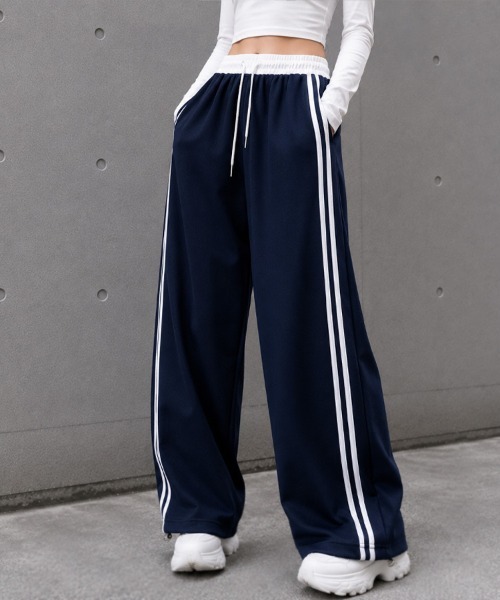 CLOTHY(クロシィ)の「【ラクして今っぽい。】オーバーシルエット ライン入り 配色 バレルパンツ 秋服(スウェットパンツ・レディース・グレー/ネイビー・FREE)」の4枚目の写真