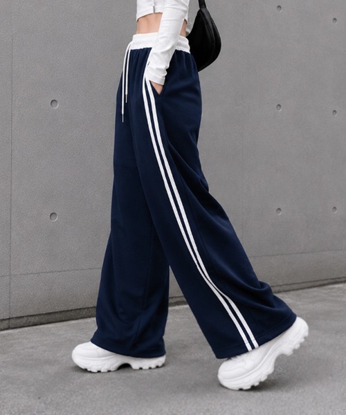 CLOTHY(クロシィ)の「【ラクして今っぽい。】オーバーシルエット ライン入り 配色 バレルパンツ 秋服(スウェットパンツ・レディース・グレー/ネイビー・FREE)」の3枚目の写真