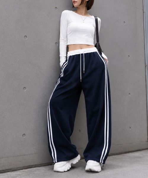CLOTHY(クロシィ)の「【ラクして今っぽい。】オーバーシルエット ライン入り 配色 バレルパンツ 秋服(スウェットパンツ・レディース・グレー/ネイビー・FREE)」の16枚目の写真