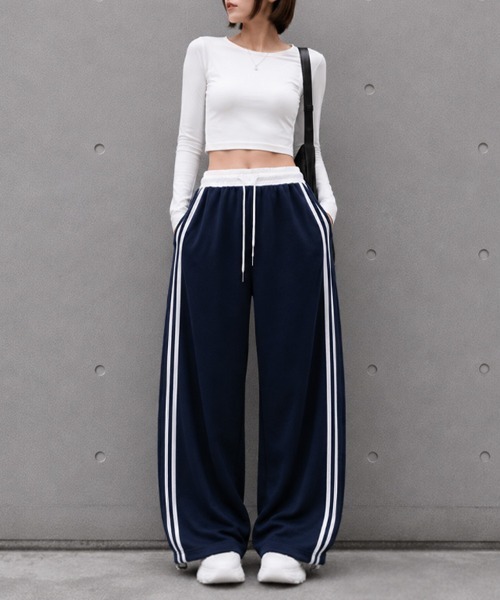 CLOTHY(クロシィ)の「【ラクして今っぽい。】オーバーシルエット ライン入り 配色 バレルパンツ 秋服(スウェットパンツ・レディース・グレー/ネイビー・FREE)」の15枚目の写真