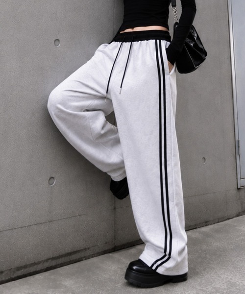 CLOTHY(クロシィ)の「【ラクして今っぽい。】オーバーシルエット ライン入り 配色 バレルパンツ 秋服(スウェットパンツ・レディース・グレー/ネイビー・FREE)」の13枚目の写真