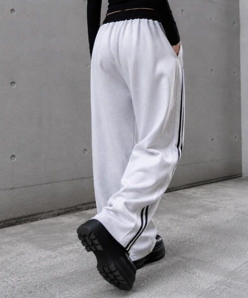 CLOTHY(クロシィ)の「【ラクして今っぽい。】オーバーシルエット ライン入り 配色 バレルパンツ 秋服(スウェットパンツ・レディース・グレー/ネイビー・FREE)」の12枚目の写真