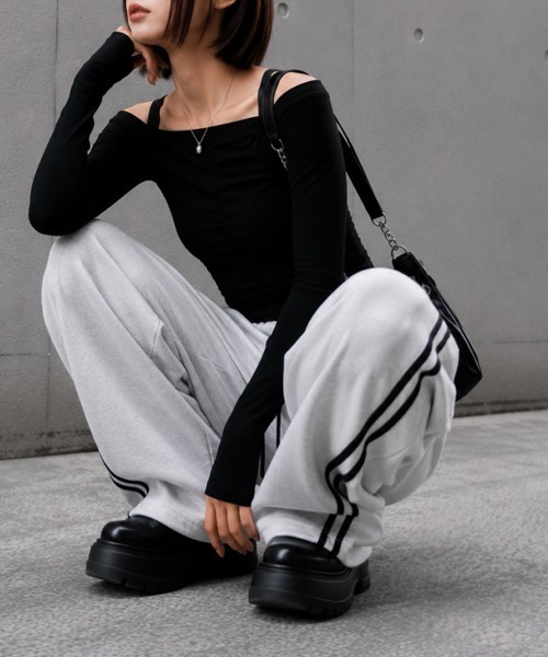 CLOTHY(クロシィ)の「【ラクして今っぽい。】オーバーシルエット ライン入り 配色 バレルパンツ 秋服(スウェットパンツ・レディース・グレー/ネイビー・FREE)」の11枚目の写真
