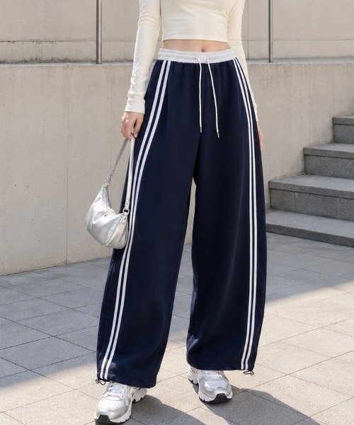CLOTHY(クロシィ)の「【ラクして今っぽい。】オーバーシルエット ライン入り 配色 バレルパンツ 秋服(スウェットパンツ・レディース・グレー/ネイビー・FREE)」の7枚目の写真