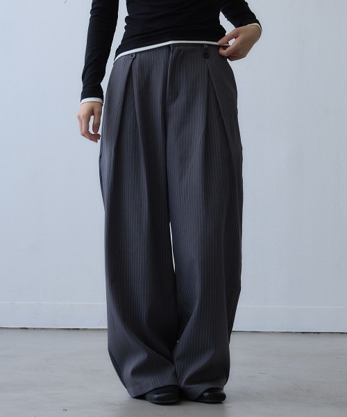 Clum(クルム)の「pinstripe tuck wide pants / ピンストライプタックワイドパンツ(スラックス・レディース・ダークグレー・LARGE/MEDIUM)」の1枚目の写真