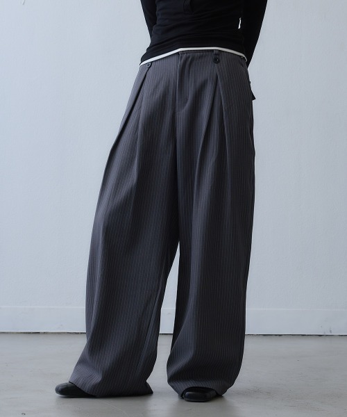 Clum(クルム)の「pinstripe tuck wide pants / ピンストライプタックワイドパンツ(スラックス・レディース・ダークグレー・LARGE/MEDIUM)」の2枚目の写真