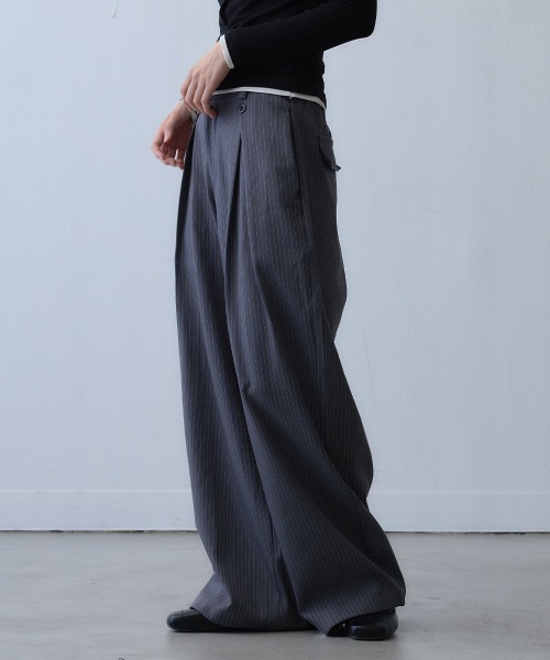 Clum(クルム)の「pinstripe tuck wide pants / ピンストライプタックワイドパンツ(スラックス・レディース・ダークグレー・LARGE/MEDIUM)」の3枚目の写真
