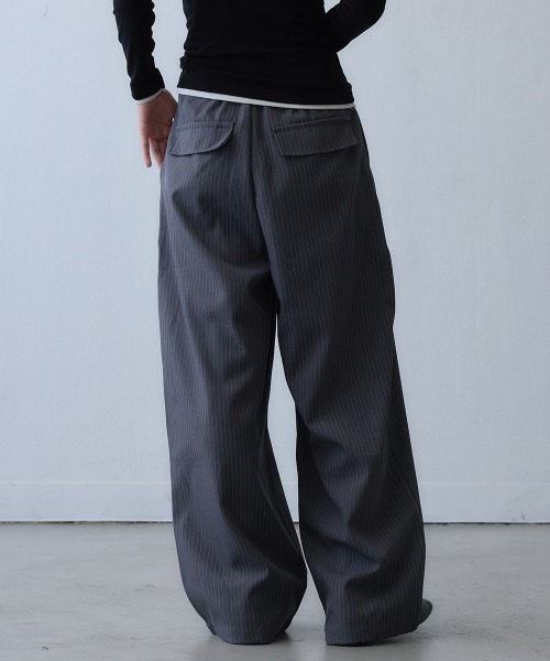 Clum(クルム)の「pinstripe tuck wide pants / ピンストライプタックワイドパンツ(スラックス・レディース・ダークグレー・LARGE/MEDIUM)」の4枚目の写真