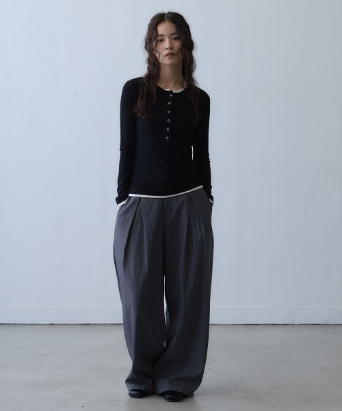 Clum(クルム)の「pinstripe tuck wide pants / ピンストライプタックワイドパンツ(スラックス・レディース・ダークグレー・LARGE/MEDIUM)」の5枚目の写真