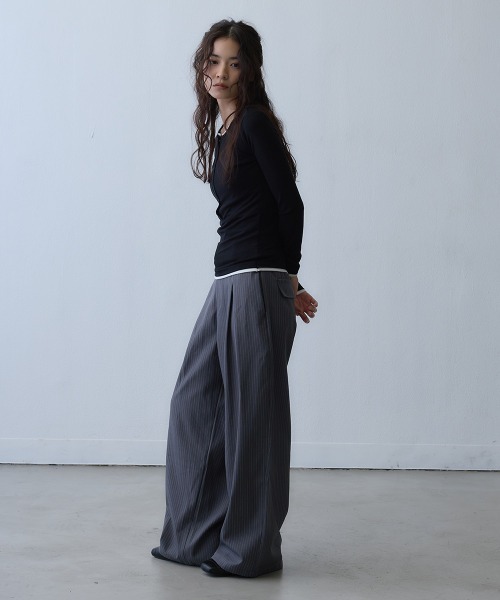 Clum(クルム)の「pinstripe tuck wide pants / ピンストライプタックワイドパンツ(スラックス・レディース・ダークグレー・LARGE/MEDIUM)」の6枚目の写真