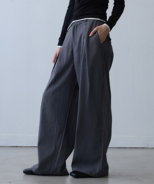 Clum(クルム)の「pinstripe tuck wide pants / ピンストライプタックワイドパンツ(スラックス・レディース・ダークグレー・LARGE/MEDIUM)」の8枚目の写真