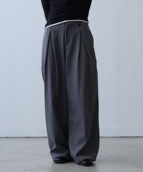 Clum(クルム)の「pinstripe tuck wide pants / ピンストライプタックワイドパンツ(スラックス・レディース・ダークグレー・LARGE/MEDIUM)」の9枚目の写真
